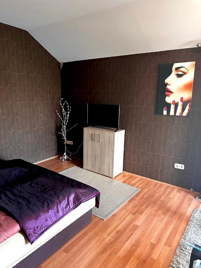 Motel Velvet *